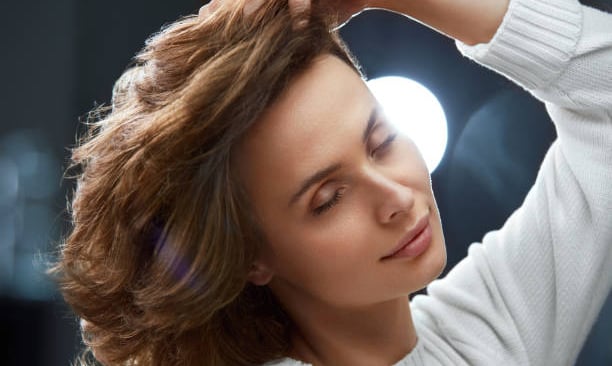 Quelle coupe de cheveux femme pour un effet rajeunissant ? - elite extensions